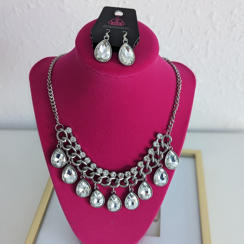 Paparazzi Jewelry Bundle Set. Silver Color. Necklace & Earrings (NWT)